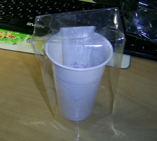 накрываем стакан с рулончиком пакетом