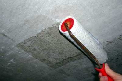 Клеим обои на потолок