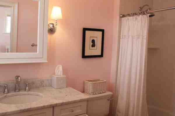 персиковый цвет в интерьере уютной ванной комнаты