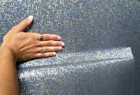 Клеим обои на потолок